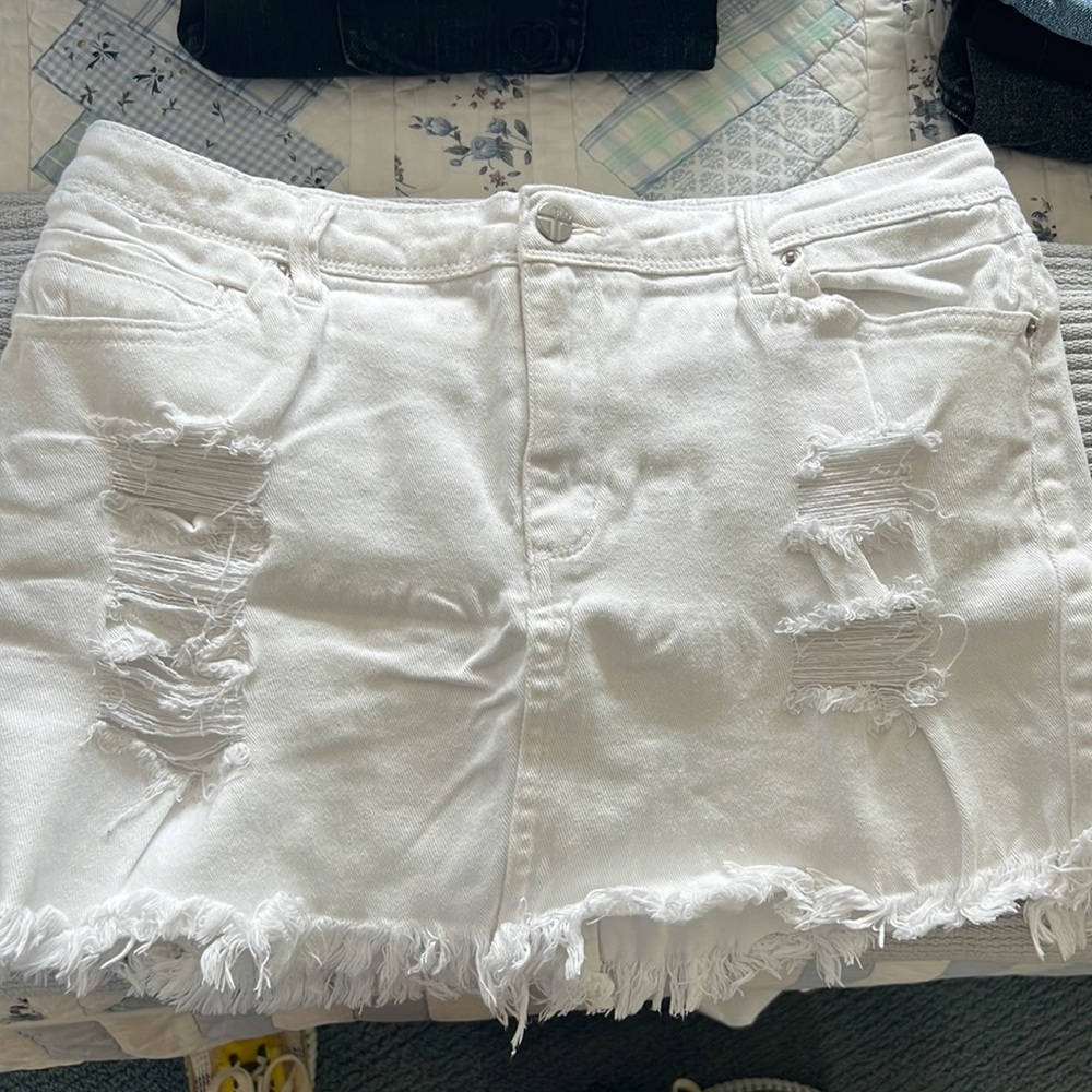 Tractr Blu White Denim Skirt with Rips, Size L (fits like 27/28)
